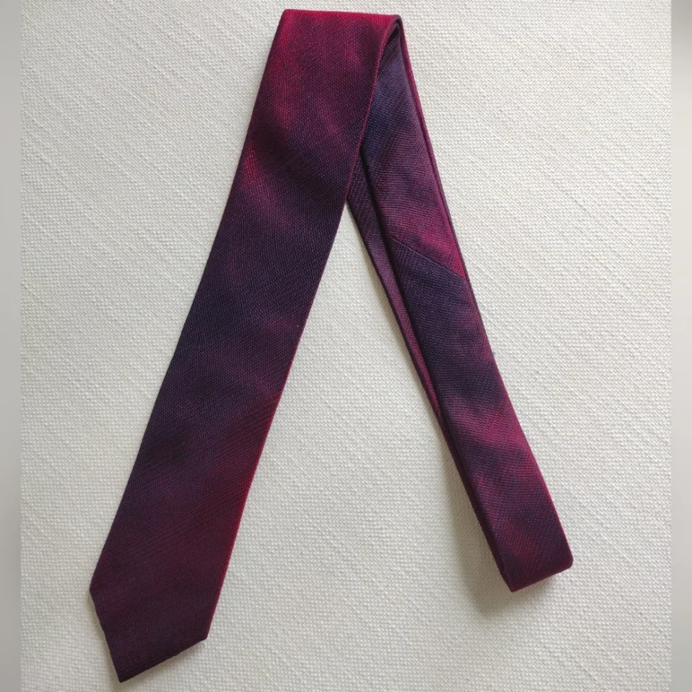 Silk Kenneth Cole Reaction Red and Purple Gradient Men's Tie EUC